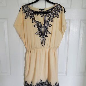 C. Luce Sleeveless Pleated Tunic Dress Size M Cream Blue Embroidery Split Neck
